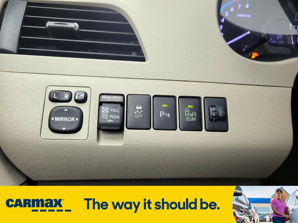 Vehicle image 17 of 31