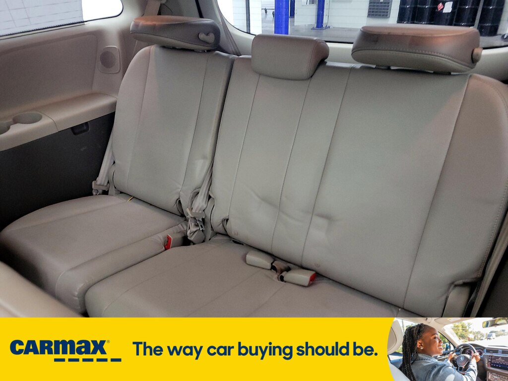 Vehicle image 10 of 31