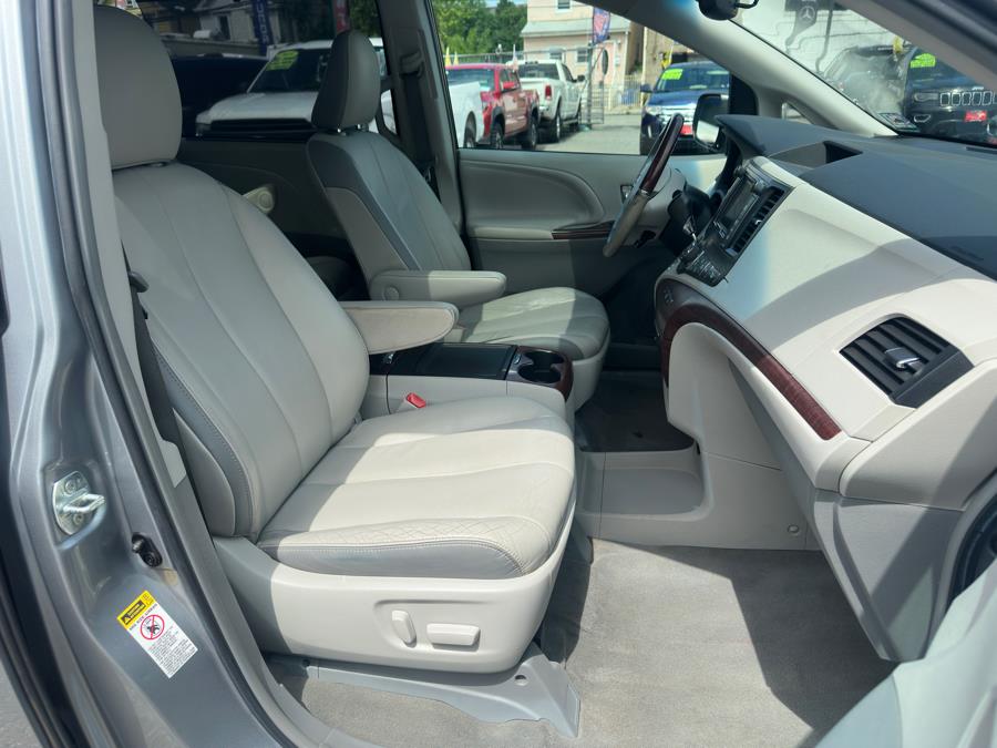 Vehicle image 13 of 48