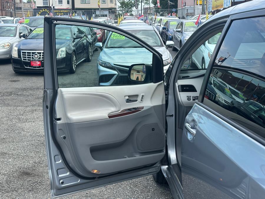 Vehicle image 9 of 48