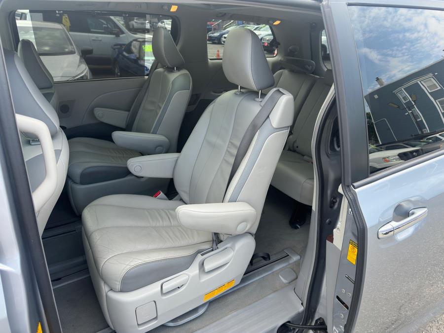 Vehicle image 11 of 48