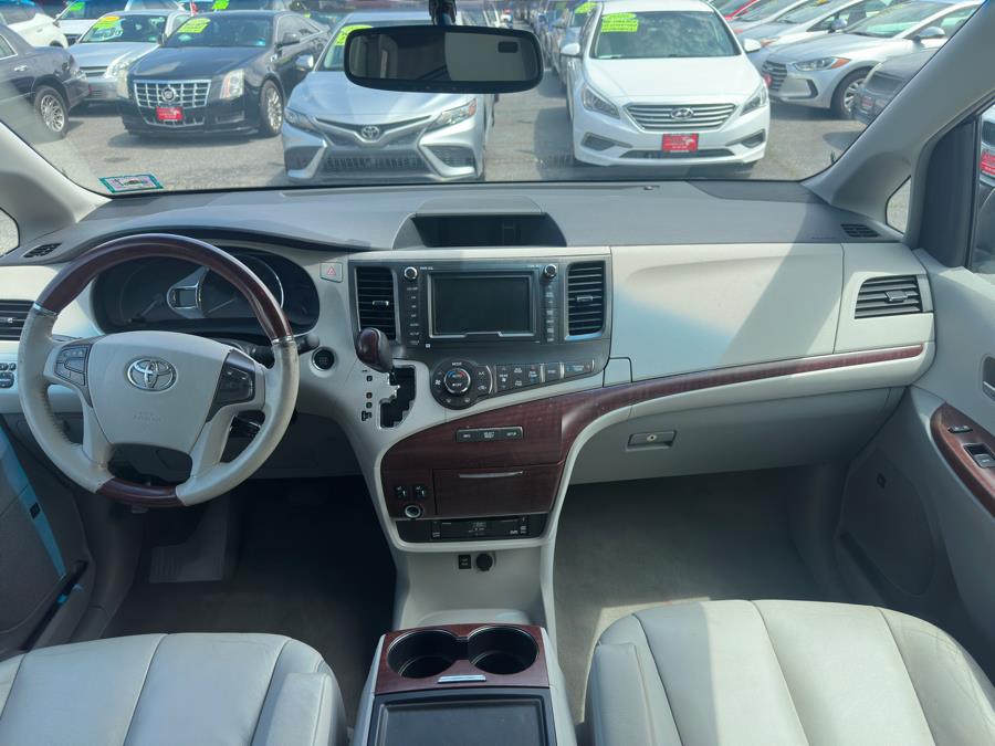 Vehicle image 17 of 48