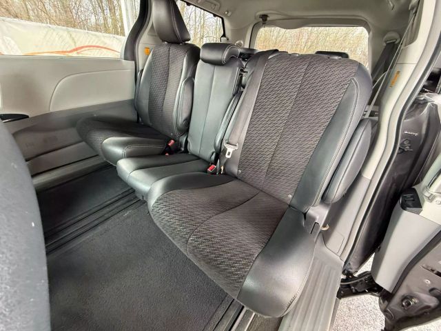 Vehicle image 18 of 48
