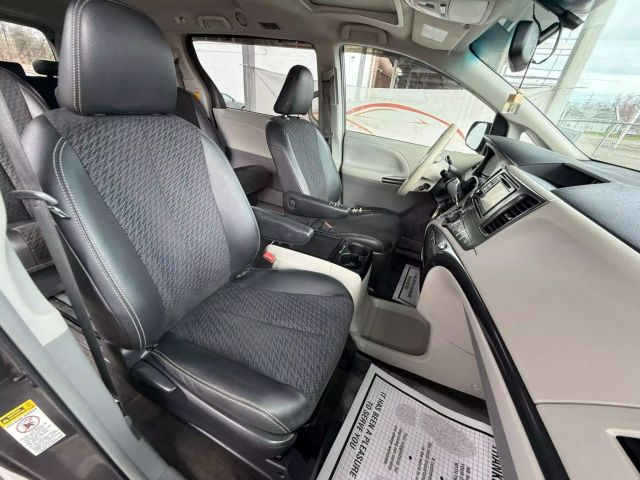 Vehicle image 23 of 48
