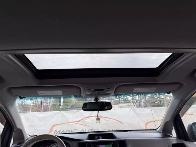 Vehicle image 33 of 48