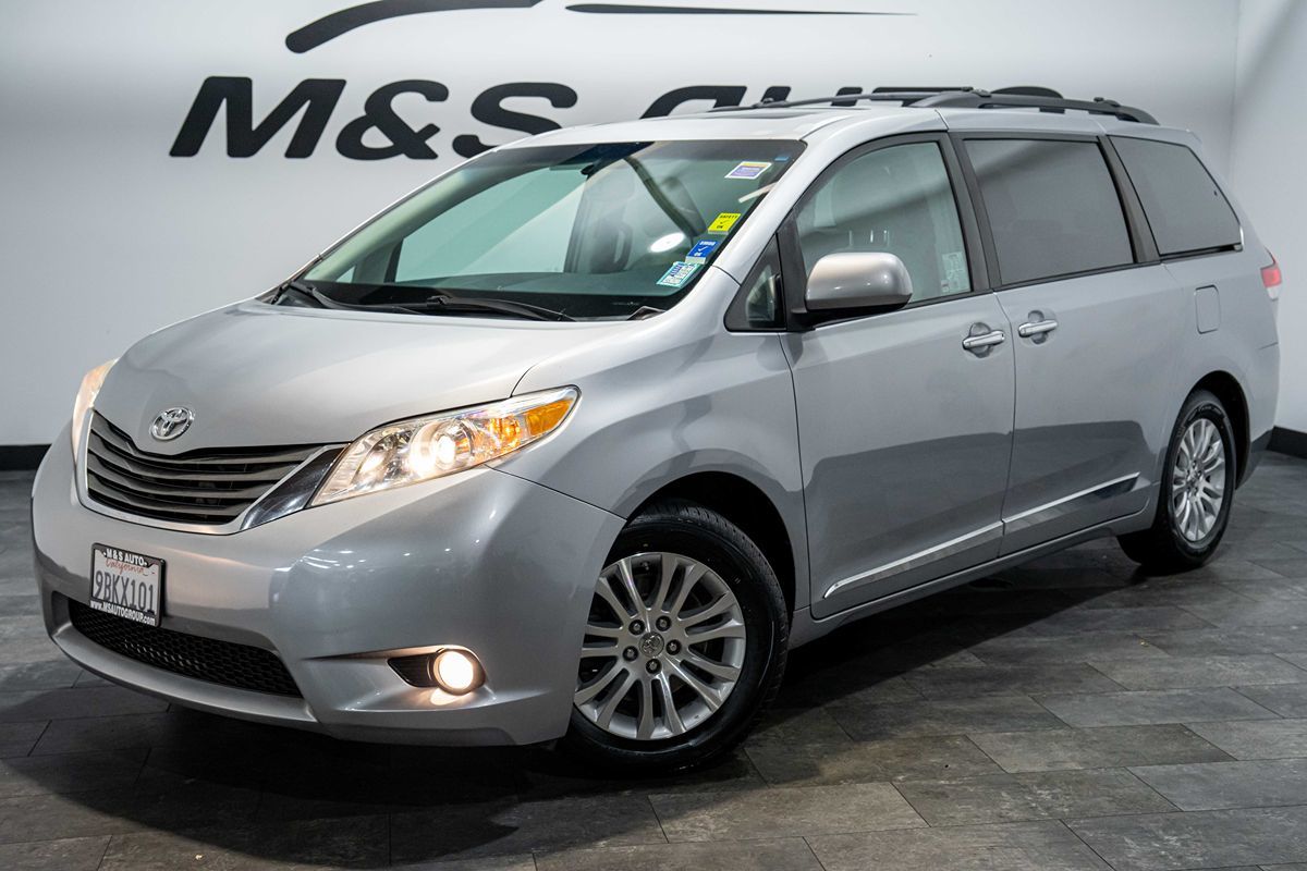 2013 Toyota Sienna XLE Image 1 of 31