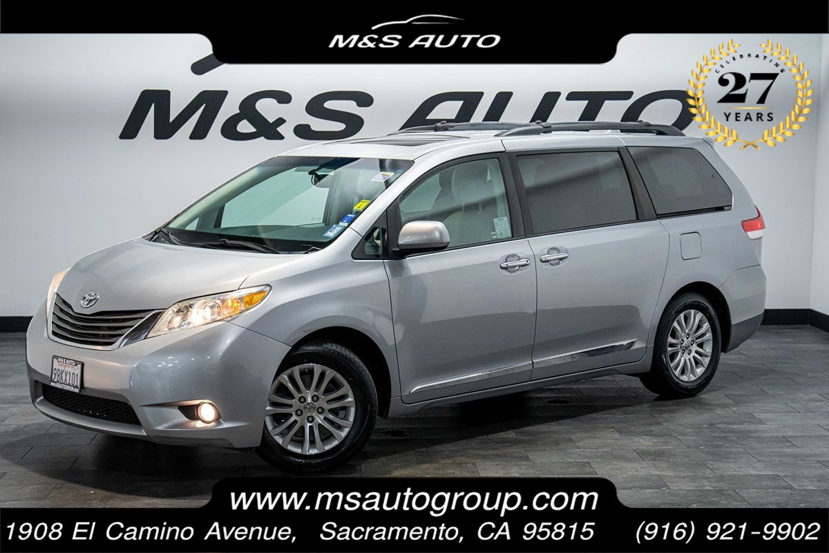 2013 Toyota Sienna XLE Image 2 of 31