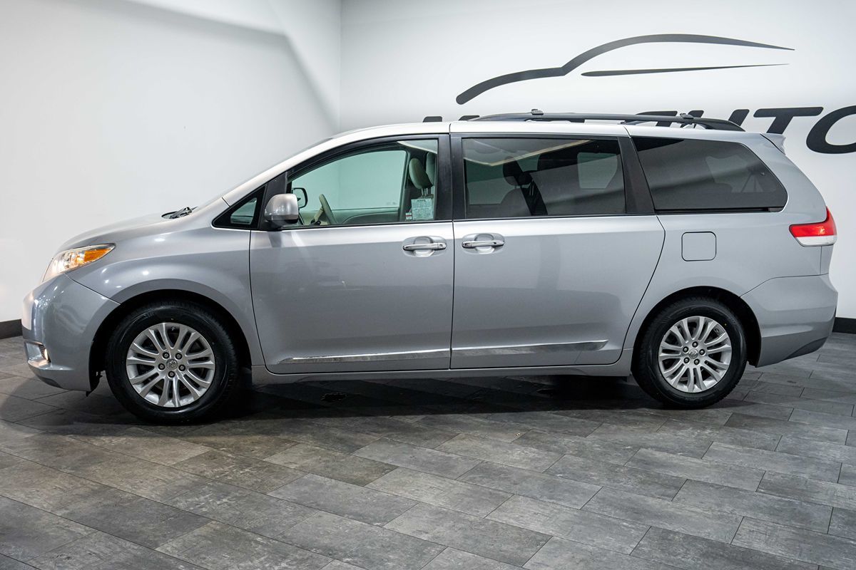 2013 Toyota Sienna XLE Image 3 of 31