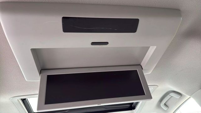 Vehicle image 33 of 35