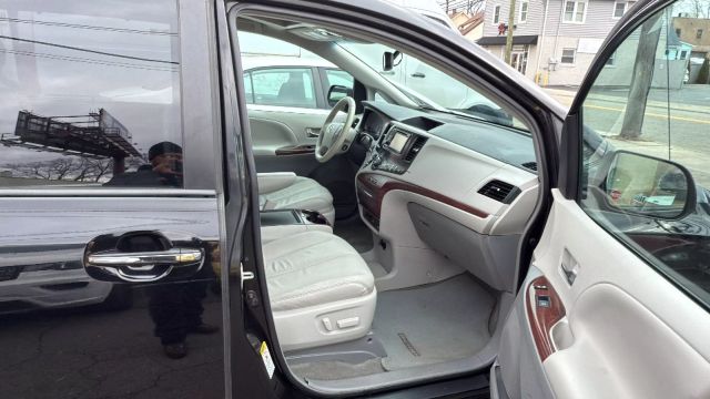 Vehicle image 26 of 35