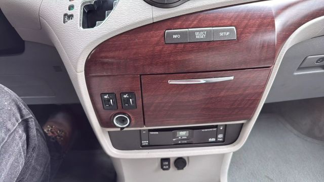 Vehicle image 20 of 35