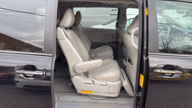 Vehicle image 27 of 35