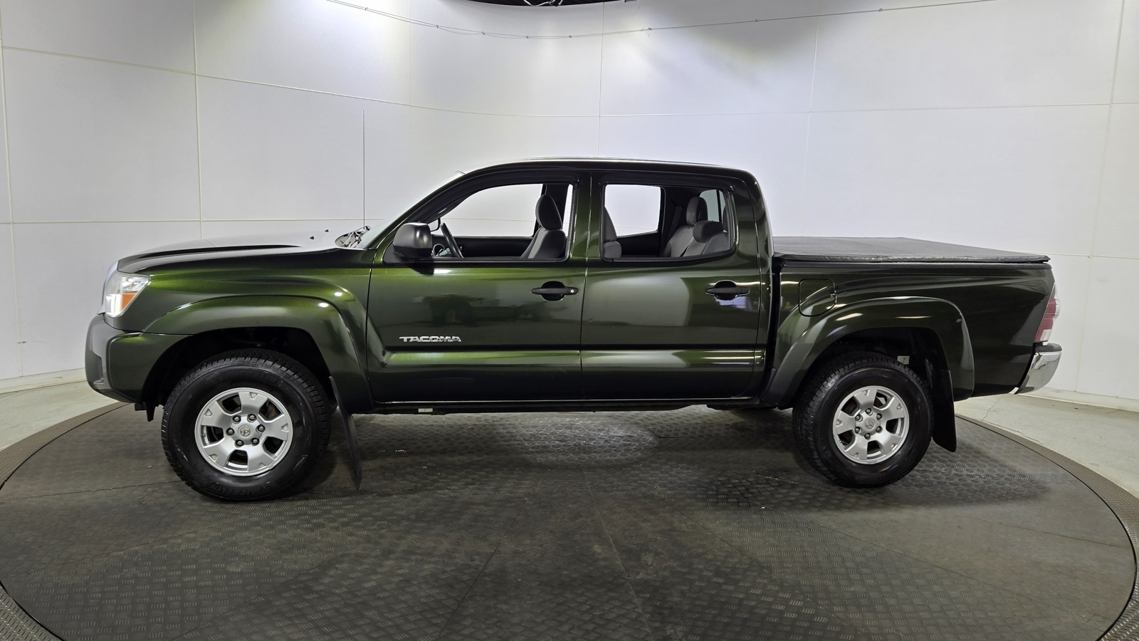 Vehicle image 8 of 40