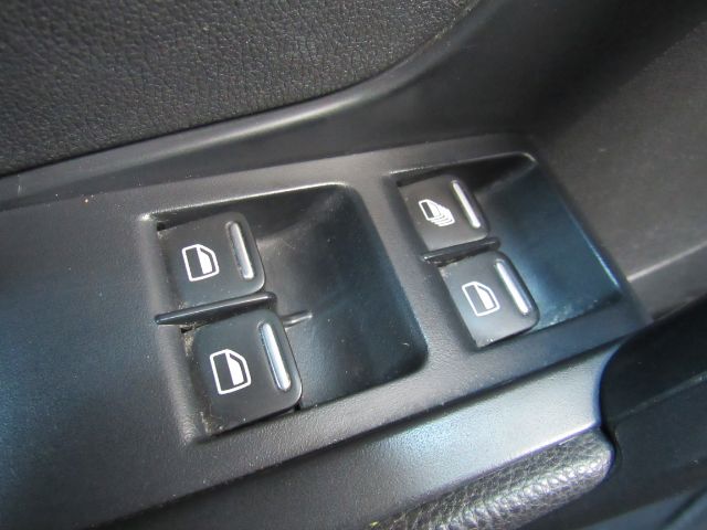 2013 Volkswagen Beetle 2.5L Image 34 of 47