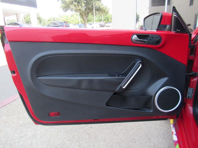 2013 Volkswagen Beetle 2.5L Image 30 of 47