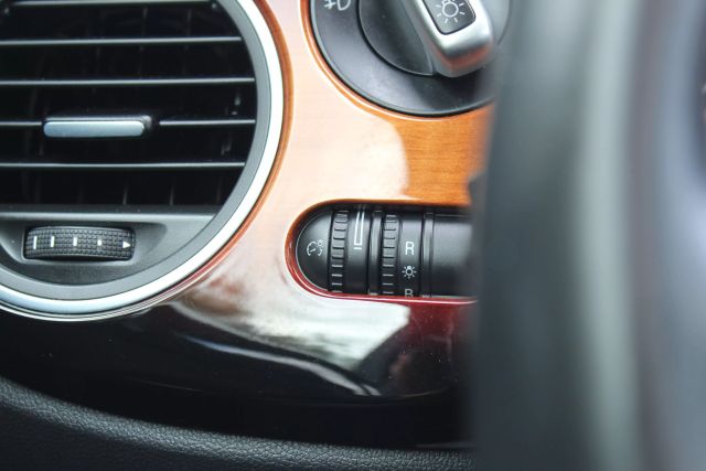 Vehicle image 21 of 36