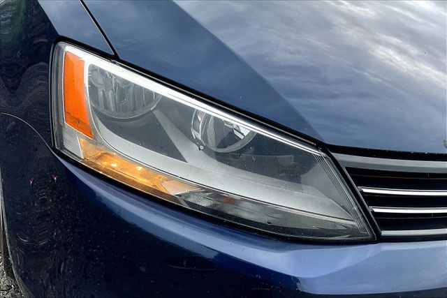 Vehicle image 27 of 30