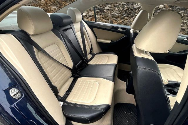 Vehicle image 25 of 30