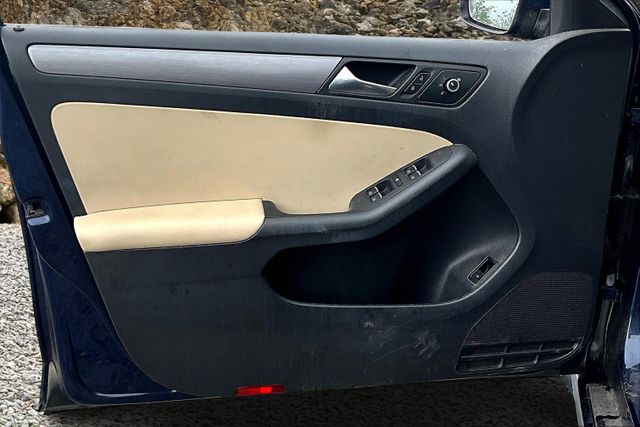 Vehicle image 21 of 30
