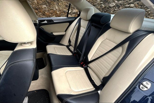 Vehicle image 24 of 30