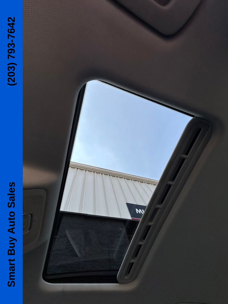 Vehicle image 33 of 34
