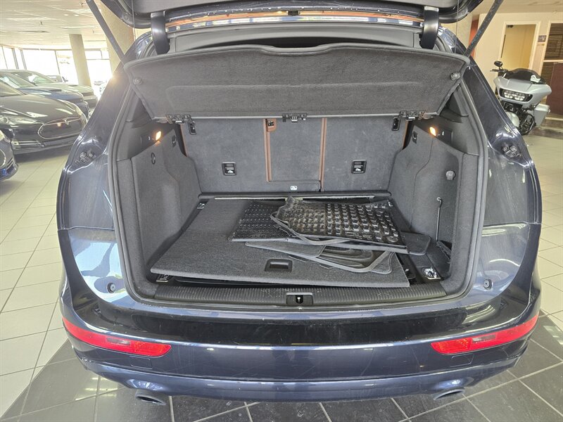 Vehicle image 32 of 37