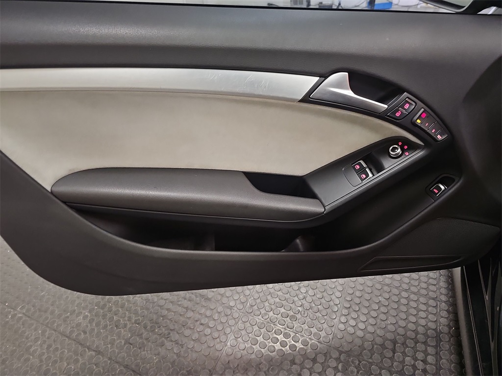 Vehicle image 21 of 32