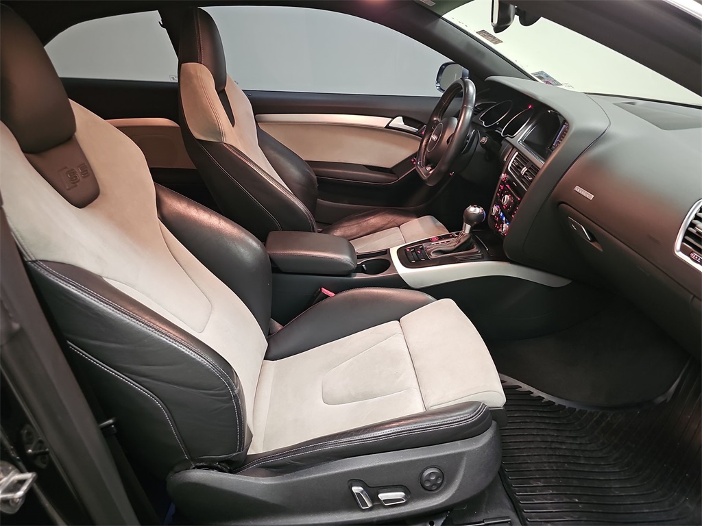 Vehicle image 26 of 32