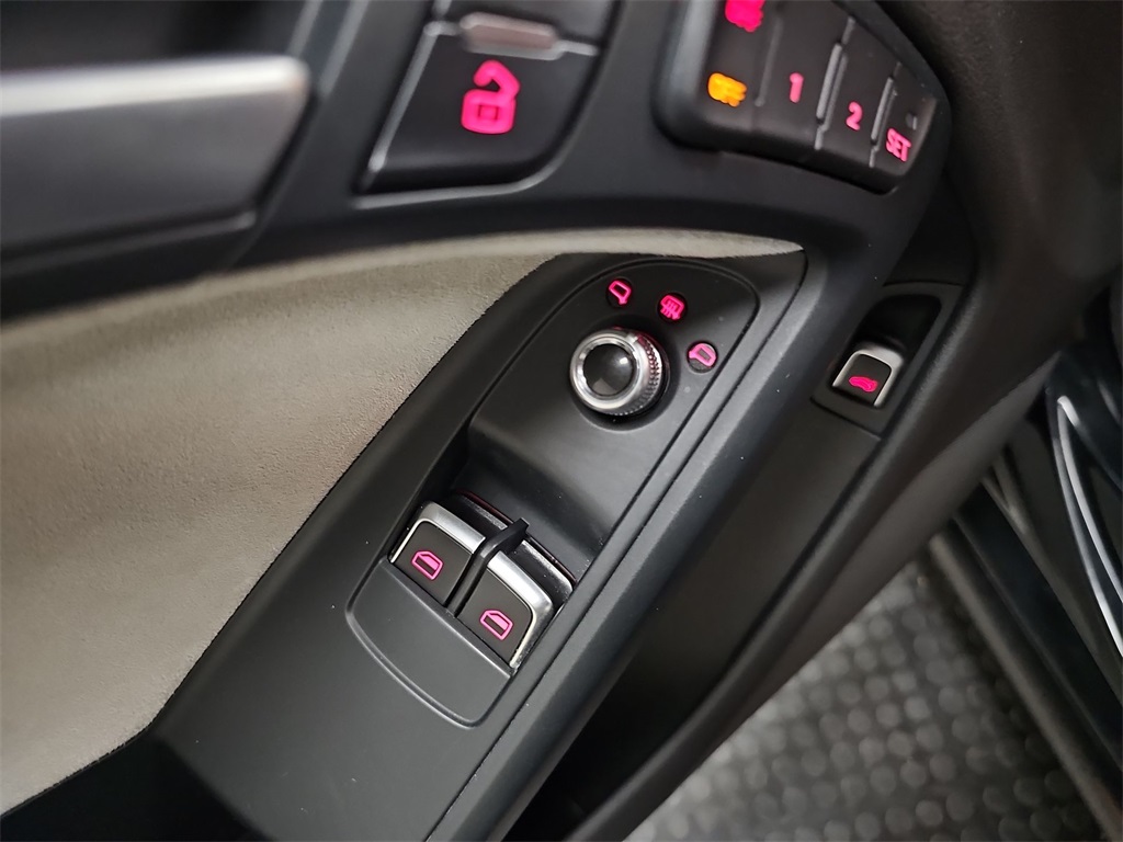 Vehicle image 22 of 32
