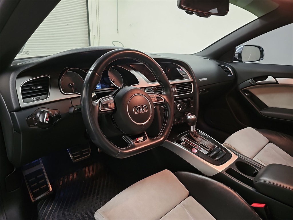 Vehicle image 10 of 32