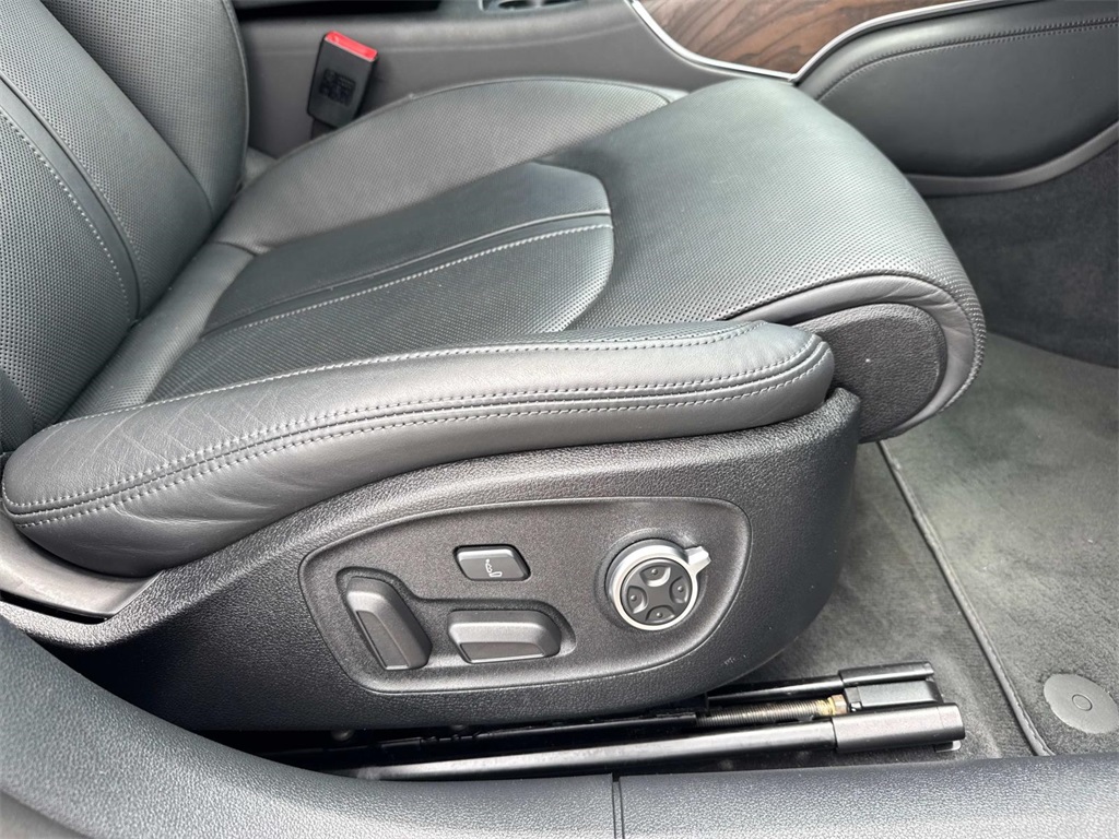 Vehicle image 11 of 28
