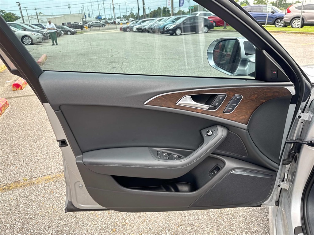 Vehicle image 19 of 28