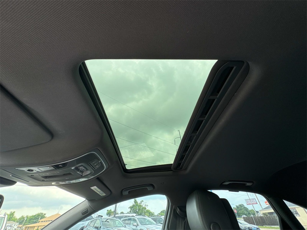 Vehicle image 27 of 28