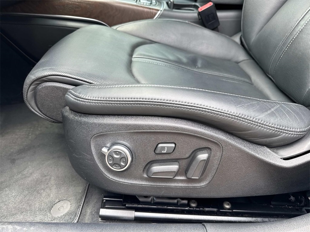 Vehicle image 17 of 28
