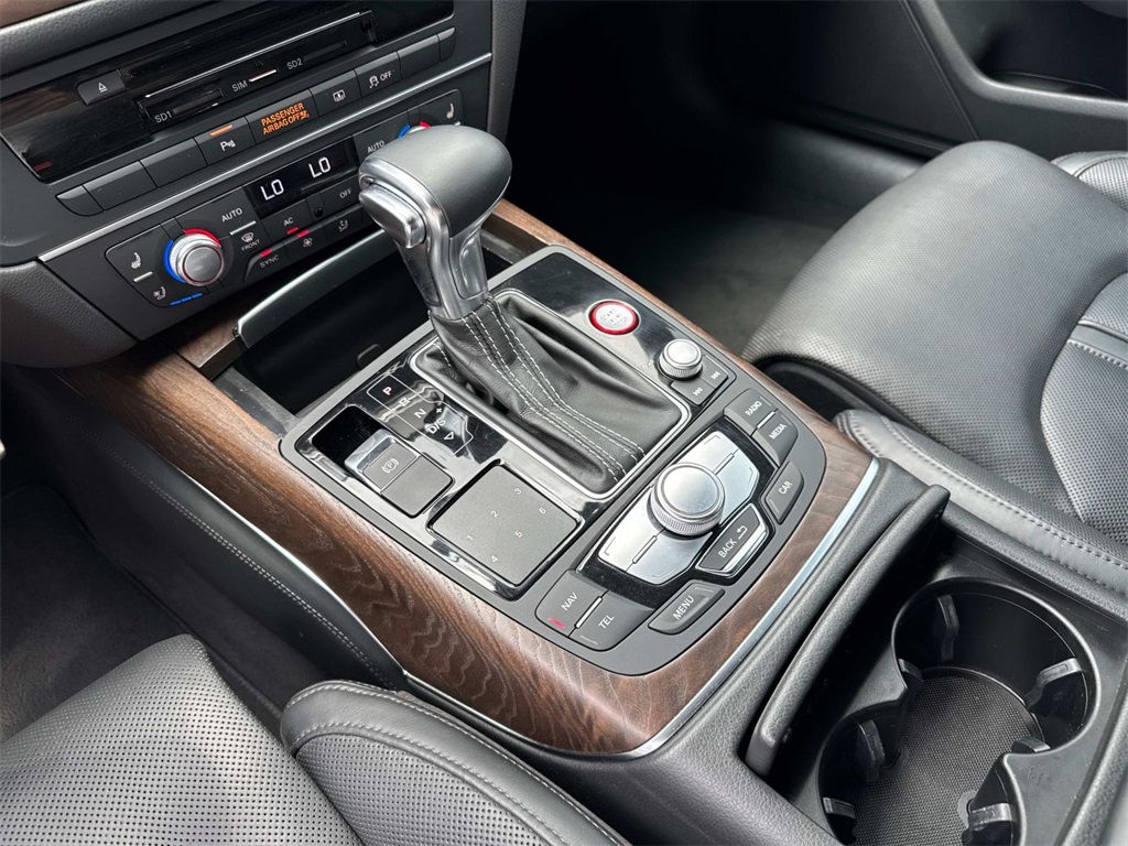 Vehicle image 25 of 28