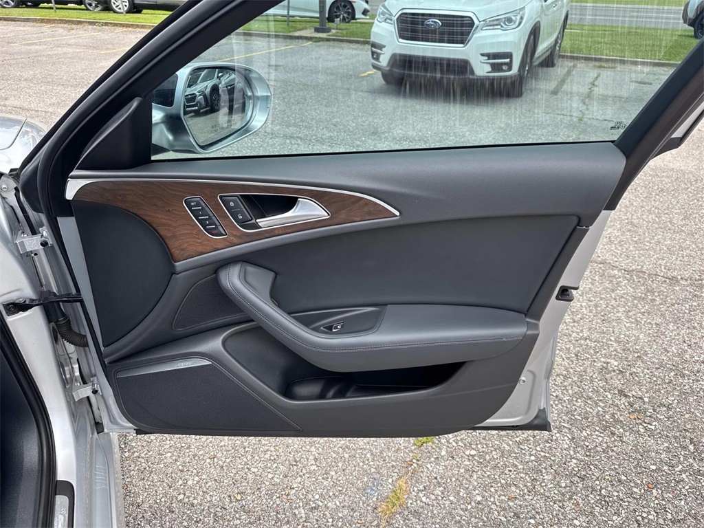 Vehicle image 13 of 28