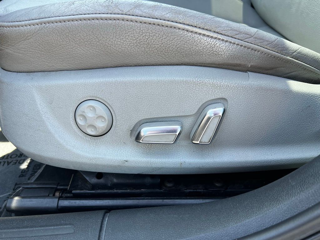 Vehicle image 27 of 30
