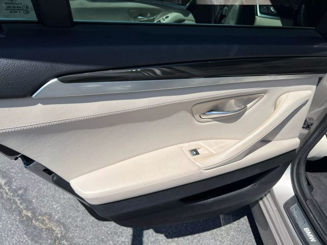 Vehicle image 21 of 30