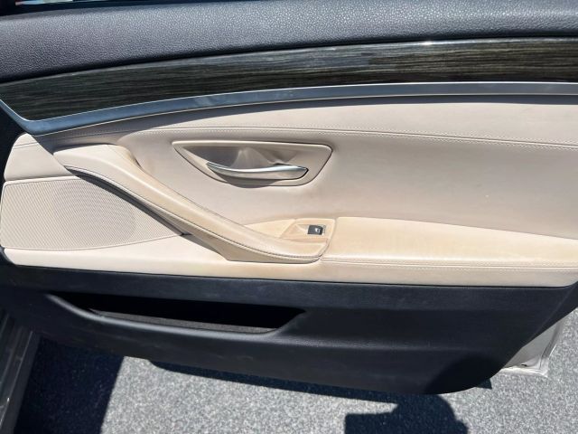 Vehicle image 25 of 30