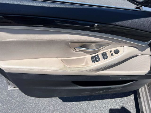 Vehicle image 19 of 30