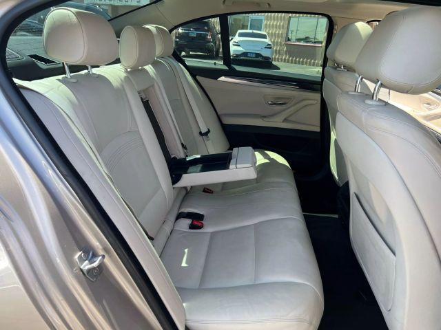 Vehicle image 23 of 30