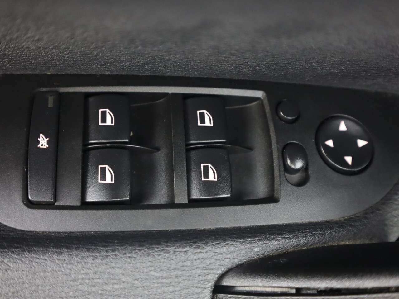 Vehicle image 27 of 42