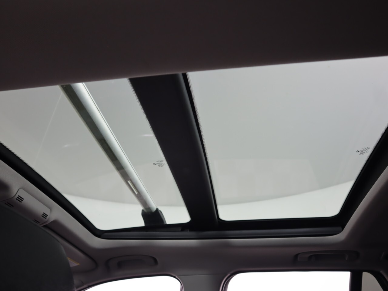 Vehicle image 25 of 42