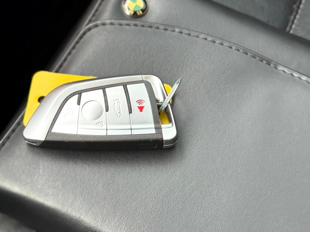 Vehicle image 24 of 32