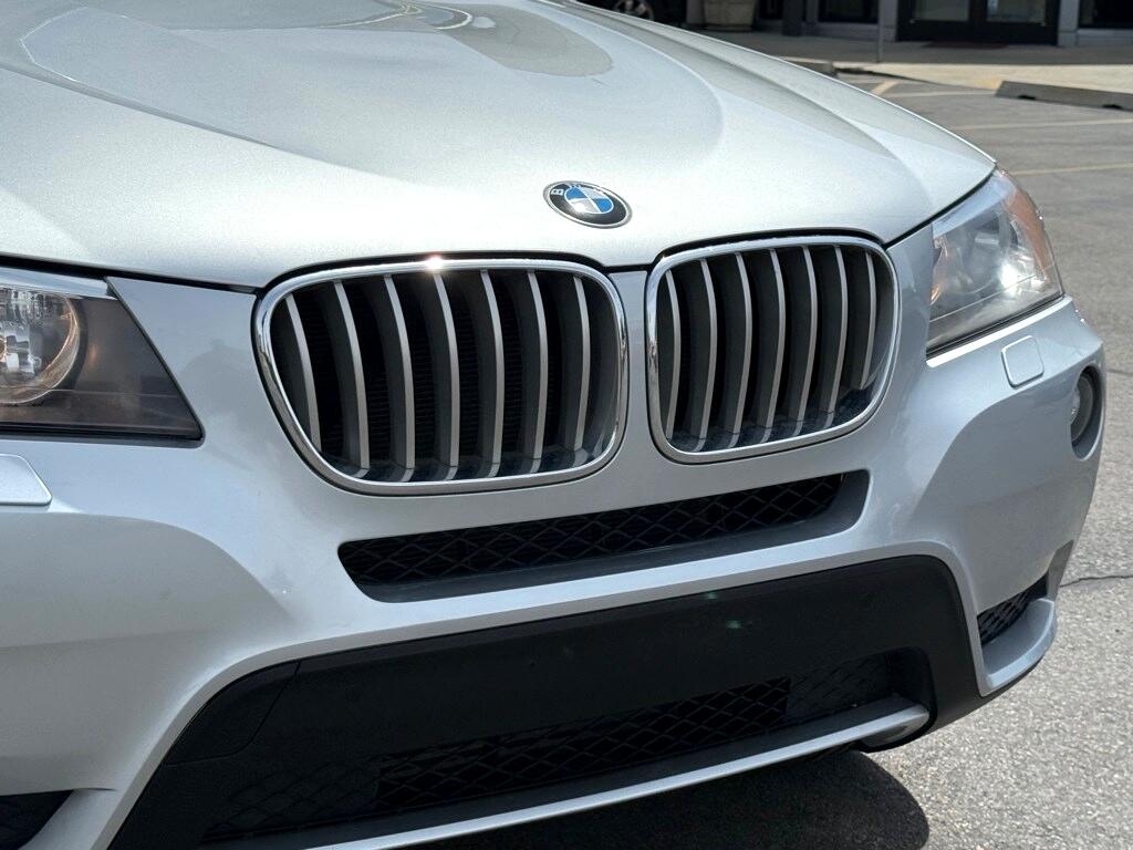 Vehicle image 10 of 32