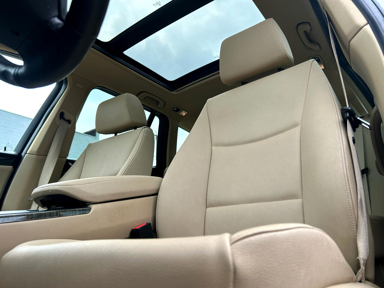 Vehicle image 11 of 21