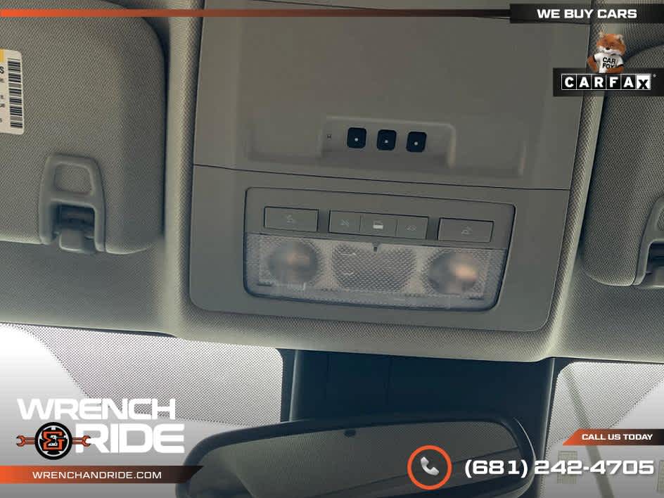 Vehicle image 32 of 34