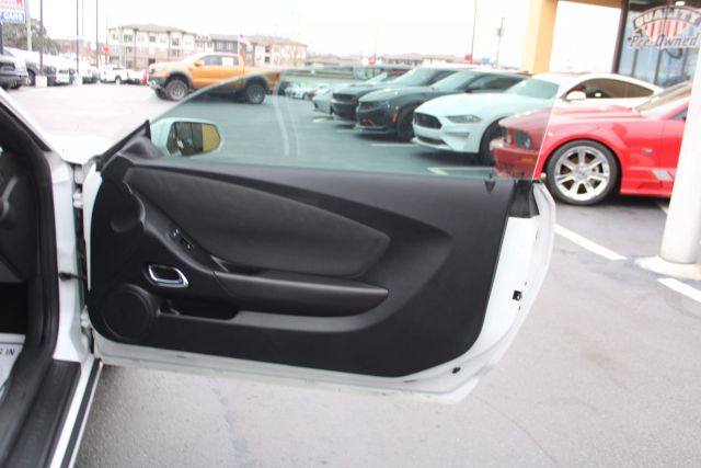 Vehicle image 25 of 32