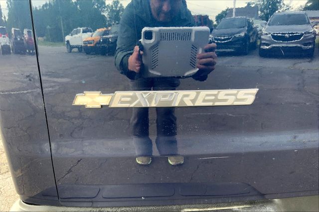 2014 Chevrolet Express LS Image 10 of 34