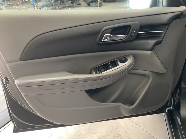 Vehicle image 28 of 32